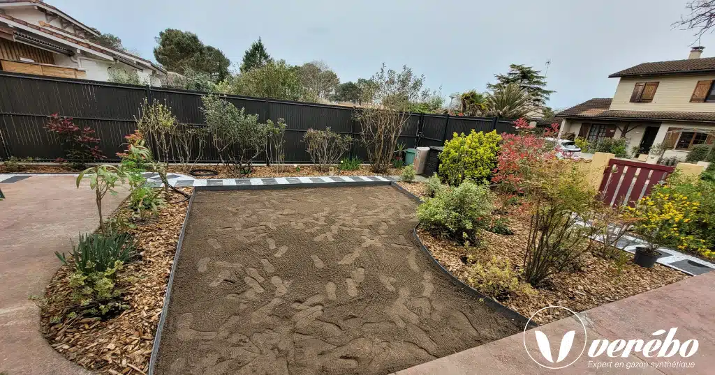 Jardin en terre avant la pose de gazon synthétique à Lyon par Verébo